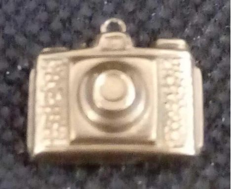 A 9ct GOLD CAMERA SHAPED CHARM