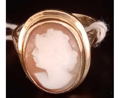 A CARVED CAMEO RING OF LADIES HEAD IN 9ct MOUNT - SIZE 'K'