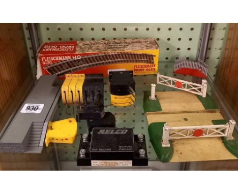 '00' GAUGE ''FLEISCHMANN'' READY BALLASTED TRACKS IN BOX. '00' GAUGE ''HORNBY'' METAL LEVEL CROSSING &amp; 2 HORNBY PLATFORMS