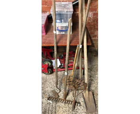 QTY OF VINTAGE GARDEN TLS INCL; HOE, RAKE ETC