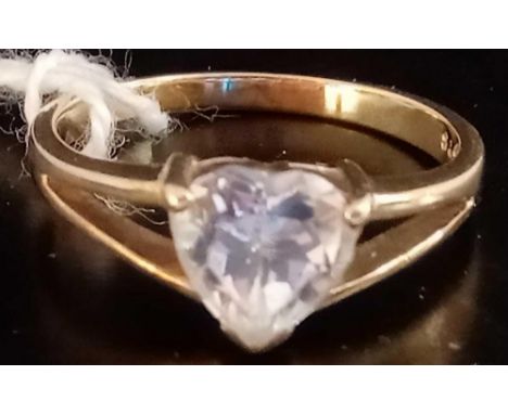 A PALE HEART SHAPED AQUAMARINE SINGLE STONE RING SET IN 9ct - SIZE 'N'