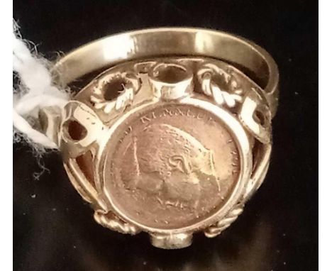A 14ct GOLD RING WITH PROFILE OF J.F.KENNEDY - SIZE 'L'