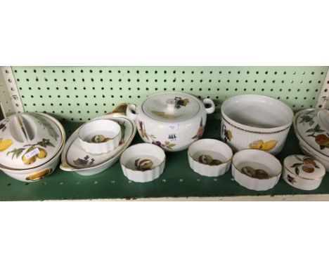 SHELF OF ROYAL WORCESTERSHIRE CHINAWARE