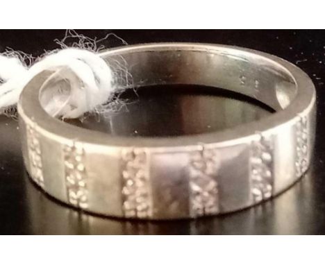 AN 18 STONE ROSE DIAMOND RING SET IN WHITE GOLD - SIZE 'P'