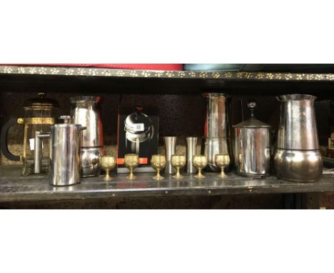 SHELF OF METALWARE CONSISTING OF RETRO COFFEE SET, CAFETIERE &amp; 6 FURTHER BRASS SMALL CUPS