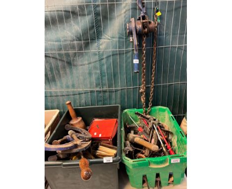 Two boxes of assorted tools together with a chain lift. (B.P. 21% + VAT)