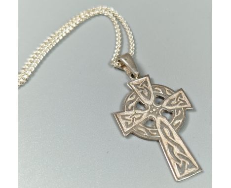 Celtic design silver cross pendant with silver chain.  (B.P. 21% + VAT)