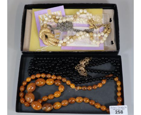 Collection of jewellery to include: amber type (copal resin) graduated beaded necklace (66g approx.) together with R TENN Swe