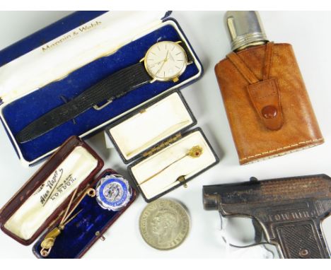 SMALL PARCEL OF COLLECTABLES to include leather cased hip flask, Brownie Oles Mains toy pistol, tie-pins, hat-pins and Mappin