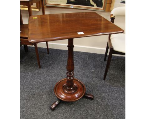 SQUARE TOPPED MAHOGANY SIDE / LAMP TABLE on a turned support and splayed feet, 75cms tall