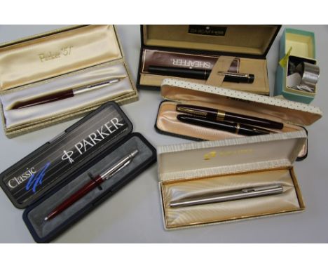 COLLECTABLES, SMALL TRAY to include various boxed fountain pens to include Shaeffer, Parker ETC some with 14 carat nibs, boxe