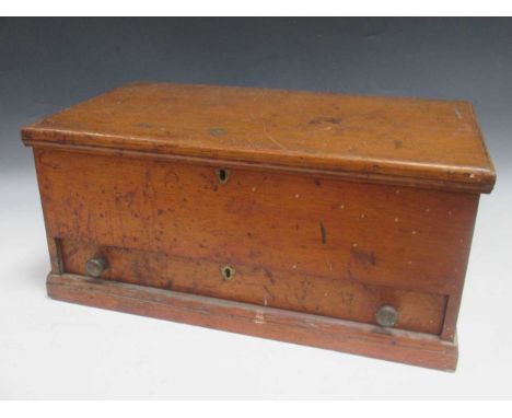 A 20th century oak Gentleman's tool chest, with hinged lid containing various vintage tools, with a single drawer and side ca
