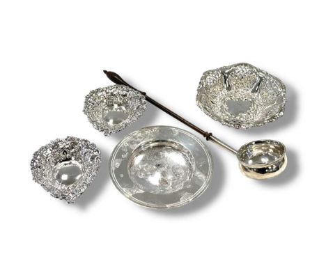 A silver armada style dish, three silver pierced sweetmeat dishes and a silver toddy ladle with turned wooden handle, 229g (7
