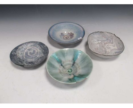 Studio pottery, a group of four bowls, to include: a marbled Linda Caswell bowl, 19cm diameter; a Lissah Hall stoneware bowl 