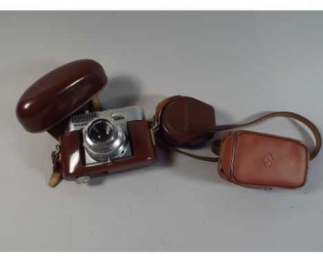 A Vintage Leather Cased Voigtlander Camera, Light Meter and Flash