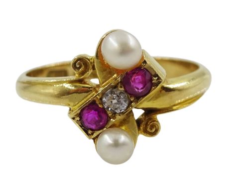 Edwardian 18ct gold diamond and ruby three stone ring, with two pearls set either side, Birmingham 1906