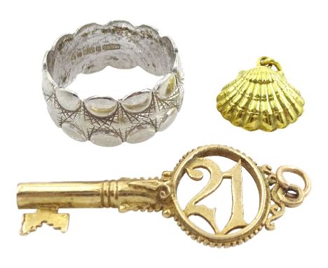 Gold '21' key pendant/charm, white gold textured ring and a scallop shell charm, all 9ct hallmarked or stamped, approx 7.3gm