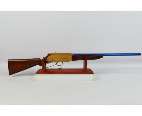 Lone Star - DCMT - A vintage Lone Star 73 Marksman Rifle 100 shot cap repeater. It measures 85 cm long and comes with a home 