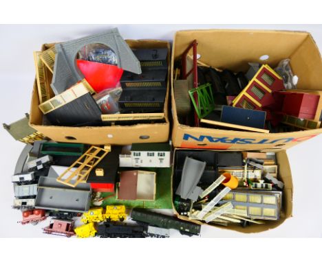 Hornby - Other - A large group of OO gauge model railway scenic building parts and platform accessories mainly from Tri-ang  