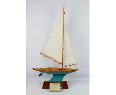 Bowman - A vintage Bowman Racing Yacht in varnished wood finish with a turquoise lower hull and metal keel. It comes with a w