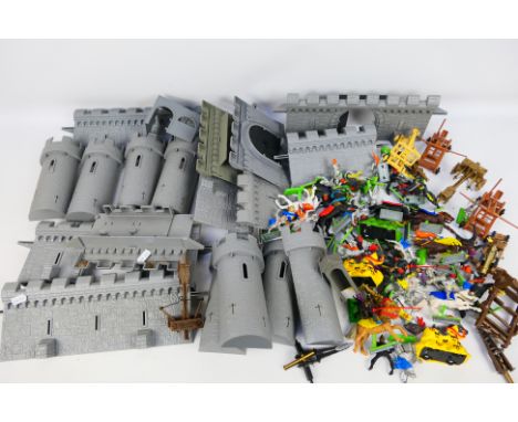 Timpo - Britains Deetial - Others - An unboxed Timpo Castle with a quantity of siege equipment, together with an unboxed grou