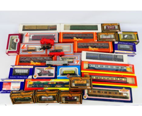 Dapol - Bachmann Branchline - Hornby - Mainline - Others - A boxed group of OO / HO gauge passenger and freight rolling stock