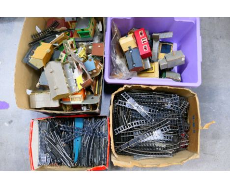 Hornby - Tri-ang - Lima - Faller - Others - A large quantity of OO / HO gauge scenic card and plastic buildings and platform 