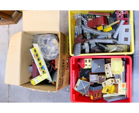 Faller - Airfix - Hornby - Other - A large group of OO / Ho gauge model railway scenic buildings and platform accessories. Lo