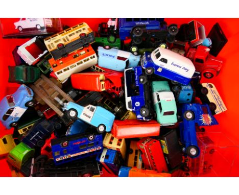 Hongwell - Corgi - Matchbox - Others - A group of unboxed and playworn diecast model vehicles in several scales. Lot includes