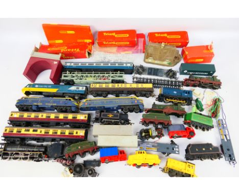 Mainline - Hornby - Tri-ang - Other - An unboxed group of OO gauge model railway rolling stock, accessories and parts. Lot in
