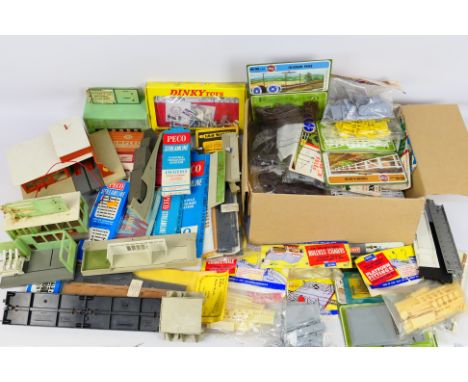 Airfix - Peco - Minic - Others - A mixed lot that of bagged plastic model railway kits, some boxed track sections and a group