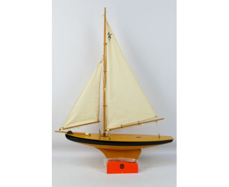 Star Yachts - A vintage wooden BR series Star pond yacht named Meteorite in black and varnished finish # BR2. The model shows