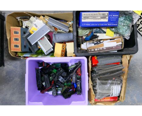 Superquick - Tri-ang - Hornby - Others - A quantity of OO gauge scenic card and plastic buildings, platform accessories with 