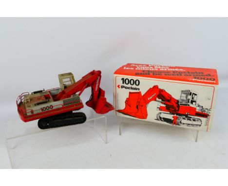 CEF - A boxed 1:50 scale Poclain 1000 Hydraulic Excavator. The model is very dusty from storage and requires cleaning. (This 