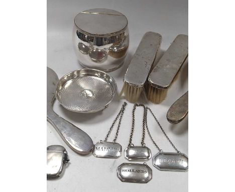 A small collection of silver including matchbox cover, vesta, bottle labels, ashtray, 150g, (4.8ozt) gross, together with a d