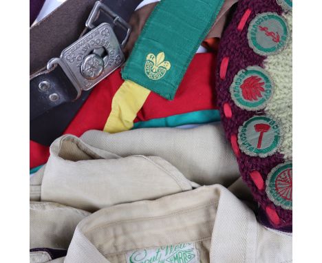 [ Boy Scouts / Cubs / Girl Guides / Brownies ] A group of British Girl Guides and Boy Scouts uniform, comprising a beret, bel
