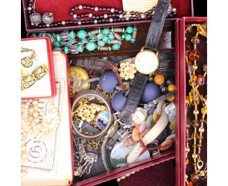 A group of largely contemporary jewellery, including a vintage Damascene demi-parure, a quartz, jade and other polished hards