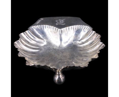 A Victorian silver shell-form butter dish, 12 cm x 11 cm x 3 cm, 82 g