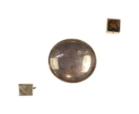 A late 19th / early 20th Century electroplate pinch- or squeeze-action oblate snuff box together with envelope-form and moss 