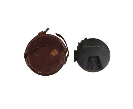 A Service Pattern clinometer, with leather pouch, late 19th / early 20th Century, 7 cm