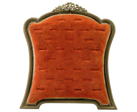 An early 20th Century electroplate-mounted easel-backed ring display stand, 25 cm x 23 cm