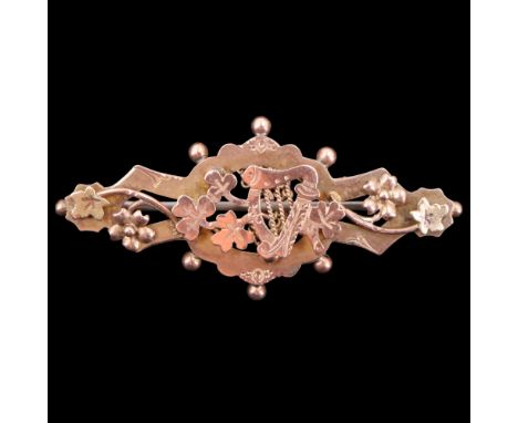 An Edwardian Irish-romantic 9 ct gold brooch centred by a harp and shamrocks, 44 mm, 3.2 g