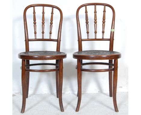 Michael Thonet - A pair of vintage retro early 20th century circa 1920’s Thonet bentwood cafe / bistro dining chairs. The cha