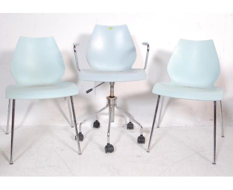 Vico Magistretti - Kartell - Maui - A pair of vintage retro Italian dining chairs having blue moulded plastic seats raised on
