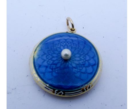 Edwardian circular gold locket the hinged lid decorated with engine turned blue enamel the centre set with a cultured pearl w