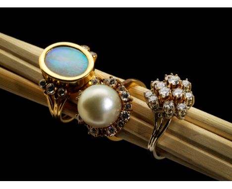 Drei Ringe mit Opal, Perle und BrillantenRingweiten: 52/53/54. Gesamtgewicht: ca. 23,7 g. GG 750 und 585.Konvolut aus drei de