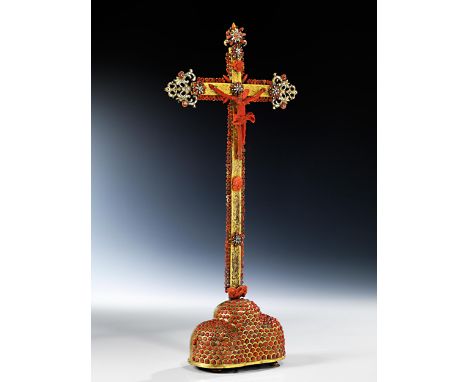 Standkreuz mit Dekor und Corpus Christi in roter KoralleHöhe: 40 cm.Trapani, 17. Jahrhundert.Kupfer, getrieben, feuervergolde
