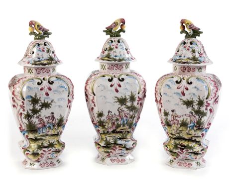 Drei grosse Delfter Deckelvasen aus KeramikCa. 60 x 26 x 24 cm.Jeweils im Boden gemarkt „R 1735“.Der bauchige Vasenkörper jew