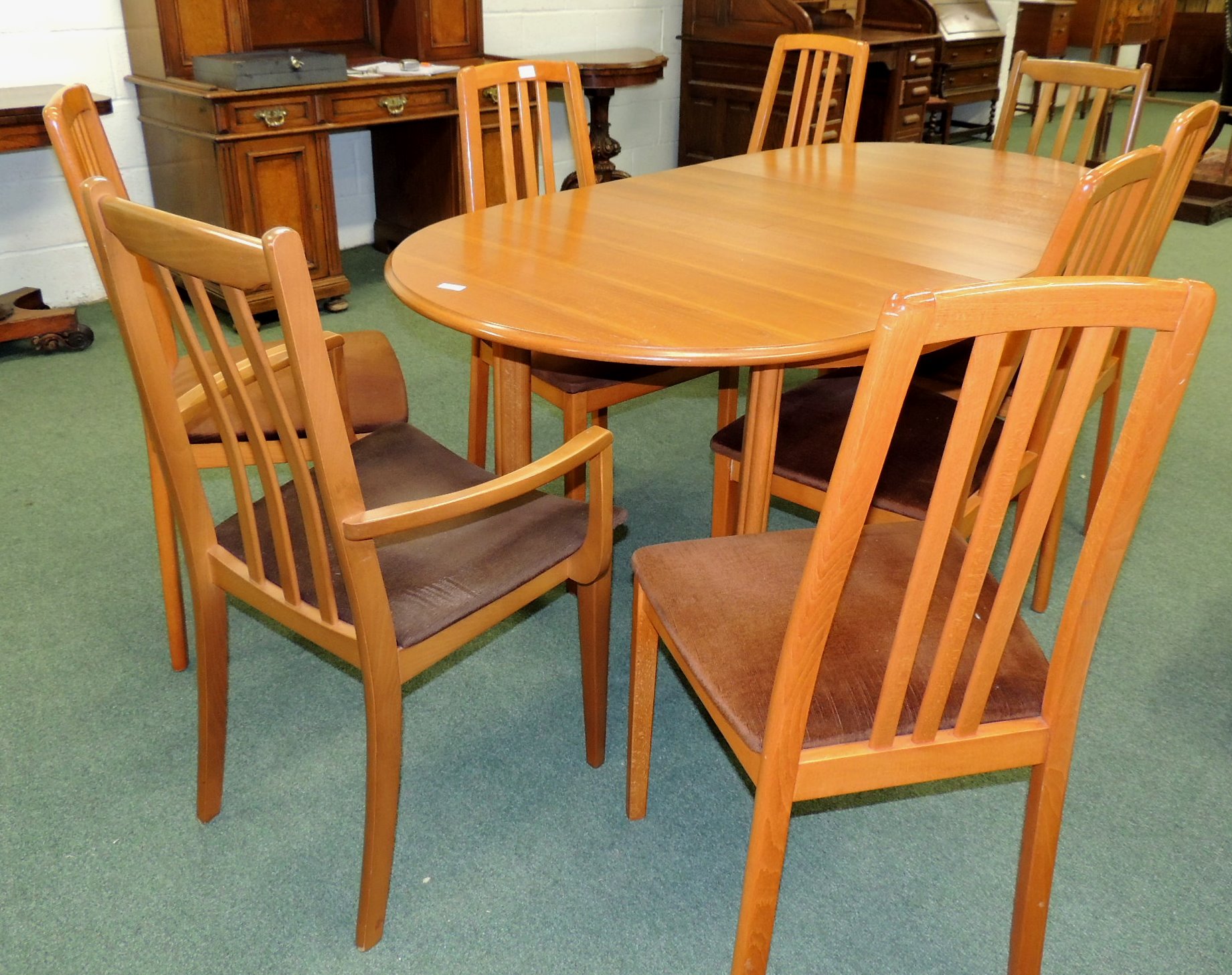 Morris of Glasgow an extending dining table and set of 8 (6+2) slat
