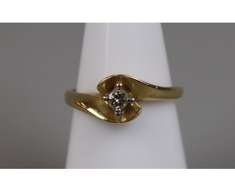 18ct gold solitaire diamond set ring (size M) 